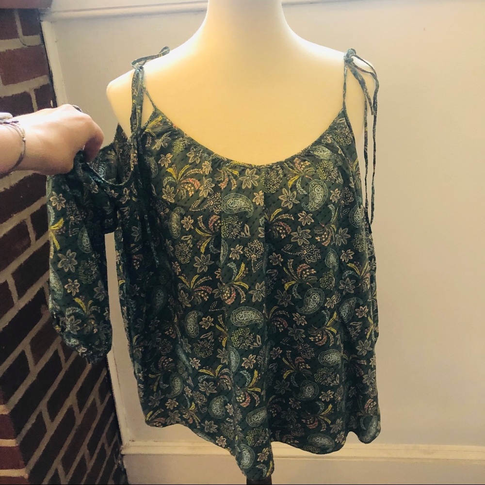 🖤🖤Victoria’s Secret Green Off Shoulder Top